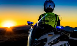 Los guardias civiles de Tráfico en Burgos carecen de chalecos antibalas y esprays de defensa, mientras los mandos se dedican a regalar maillots de la vuelta ciclista