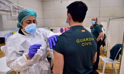 AUGC lamenta la ralentización en la vacunación de los guardias civiles ante el aumento del rango de edad y la carencia de dosis