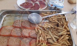 Menú de 'rancho' escaso en cantidad y calidad en Valdemoro tras una jornada de trabajo bajo un sol de justicia