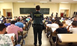 La paradoja de la Guardia Civil: saca pecho por el nivel académico de sus aspirantes al mismo tiempo que les pide requisitos de segunda