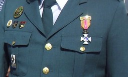 La falta de medallas en el aniversario de la Fundación de la Guardia Civil exige que los condecorados se hagan cargo de su propia insignia