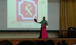 La formación en la Guardia Civil acoge frivolidades taurinas, pero los alumnos han de conocer en la calle sus derechos sociolaborales