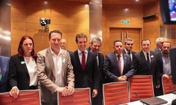 Reunión de las asociaciones con el PP antes de que se vote hoy una moción donde recuerda al Gobierno que tiene el compromiso de cumplir de manera inmediata e integra el acuerdo de equiparación