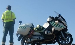 Un motorista de Tráfico salva la vida de milagro... mientras los jefes se llevan la productividad