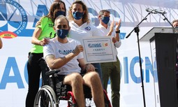 Gran emoción en la entrega al compañero Alejandro del cheque solidario que promovió AUGC