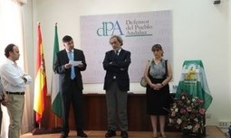 AUGC ANDALUCIA ENTREGA AL DEFENSOR DEL PUEBLO ANDALUZ UNA METOPA DE CRISTAL PARA SU UBICACIÓN PERMANENTE EN SU SEDE COMO HOMENAJE A LAS VÍCTIMAS DEL TERRORISMO.