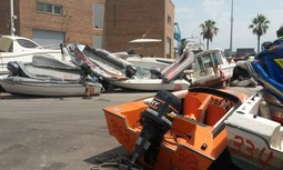 La acumulación desordenada de embarcaciones incautadas en Algeciras provoca un grave riesgo medioambiental y para la población
