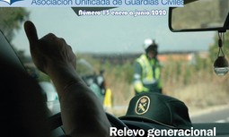 'Relevo generacional: nuevo equipo, mismos objetivos', portada del nuevo número de 'La Revista de AUGC'