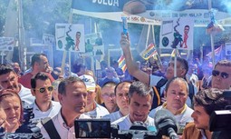 La plataforma conjunta de policías y guardias civiles acude al Congreso de los Diputados bajo el lema "con nuestro pan no se juega"