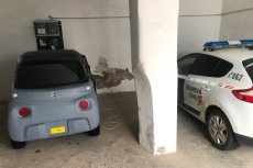 Vehículo oficial cargando en dependencias del Puesto de la Guardia Civil de Almendralejo