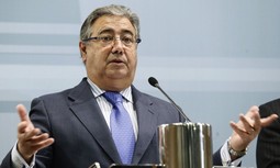 Zoido, primer ministro de la democracia ante una petición simultánea para comparecer en el Consejo de Policía Nacional y Guardia Civil