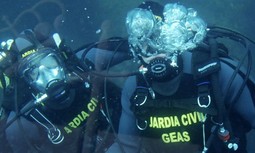 El mando del GEAS de Melilla pide material antidisturbios y armas largas para disparar a los motores de las pateras si no se detienen