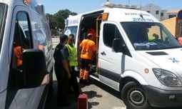 Agentes de la Guardia Civil asisten a una mujer que dio a luz en un puesto fronterizo de Melilla