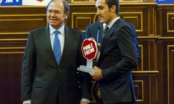 Premian a un guardia civil por su labor por la seguridad infantil en el coche