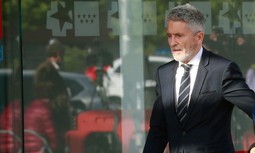 El Ministro elude dar explicaciones a los nuevos suboficiales respecto al despropósito en la asignación de destinos