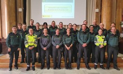 Representantes de las asociaciones asisten a una reunión informativa sobre igualdad de género en la Guardia Civil