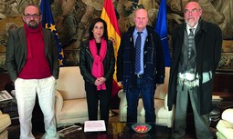 La ministra de Defensa se reúne con los guardias civiles represaliados por su lucha en el sindicalismo clandestino de los años ochenta y noventa