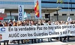Guardias civiles denuncian el acoso de Bildu que seguirá pese al cese de ETA