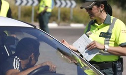 La Agrupación de Tráfico ‘parchea’ la falta de chalecos femeninos con la cesión temporal de otros de distinta procedencia