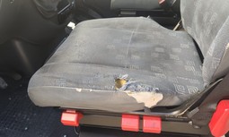 Sin cinturones, con filtraciones y agujeros: Los vehículos de la Guardia Civil para el traslado de presos no cumplen con los requisitos de seguridad