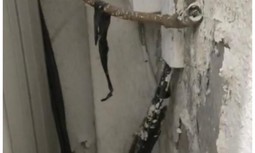 Los agentes destinados en las instalaciones de la Guardia Civil en Getafe están expuestos al moho y humedad que impregna hasta cables eléctricos