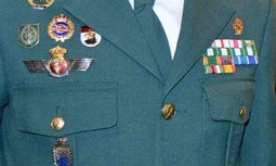 Los generales de la Guardia Civil a lo suyo, a llenarse el pecho de medallas