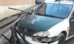 Un coche con 18 años de servicio en la Guardia Civil sufre un accidente al partírsele la barra de dirección