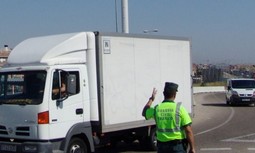 AUGC alerta del riesgo que sufren los guardias civiles que ordenan el desvío de camiones en la regulación del tráfico