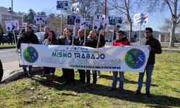 La Plataforma por una jubilación digna y la plena equiparación salarial de Policías y Guardias Civiles se concentra frente al Palacio de la Moncloa