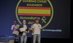 La Asociación Unificada de Guardias Civiles recibe el ‘Tricornio Solidario’ de la Asociación de Guardias Civiles Solidarios