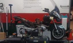 Augc pide actuación urgente ante el peligro en canarias: guardia civiles forzados a reparar sus propias motocicletas en Las Palmas