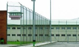 Una asociación denuncia que cien guardias que vigilan las cárceles de Bonxe y Monterroso serán sustituidos por vigilantes privados