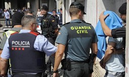 El Gobierno repite el error de sus predecesores al retener en Cataluña a los guardias civiles sin compensación ni margen para planificar su situación familiar