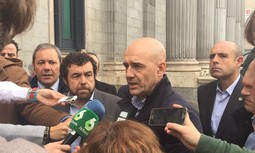 El Ministro deja caer que puede haber nuevos recortes en las nóminas de los guardias civiles en los próximos meses