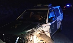Dos Guardias Civiles detienen al autor de un robo tras ser embestidos dentro del vehículo policial