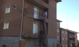 Otro episodio del ruinoso estado de las casas cuartel: se derrumban unos balcones en El Escorial