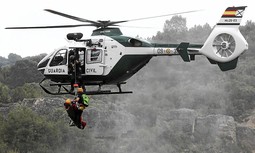 Una campaña de AUGC consigue que por fin se dote de equipo femenino a la única agente de montaña de la Guardia Civil