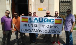 AUGC Badajoz se planta ante la Delegación del Gobierno para exigir un plan contra los suicidios de guardias civiles