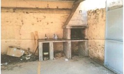 Guardias civiles destinados a construir una barbacoa en un cuartel de León