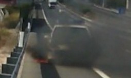 Arde un vehículo oficial en Alicante, donde los coches se encuentran en un estado deplorable