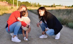 "Dos mujeres, pareja, formando una familia... Y sí, somos guardias civiles"