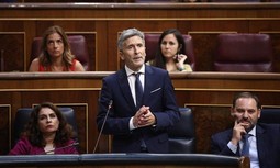 El Ministro ofrece diálogo y confirma que el acuerdo de equiparación salarial sigue adelante