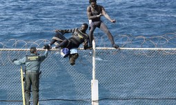 Nuevo asalto a la valla de Ceuta: los guardias civiles necesitan mayores medios de protección ante los métodos cada vez más violentos de los inmigrantes