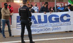 Un año al frente del Gobierno le ha bastado al PSOE para consumar una involución en derechos sin precedentes para los guardias civiles