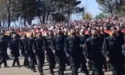 La última promoción de la Guardia Civil en Baeza presta fidelidad a la enseña nacional con el traje de campaña