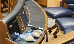 VOX le hace llegar al ministro Marlaska el símbolo con el que las Fuerzas y Seguridad del Estado están protestando