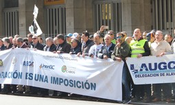 Las asociaciones profesionales piden la dimisión de Félix Azón en una concentración frente a la sede de la Dirección General de la Guardia Civil