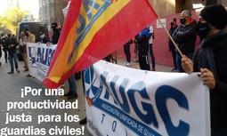 '¡Por una Productividad justa para los guardias civiles!', titular de portada del último número de 'La Revista de AUGC'