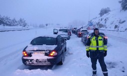 Ante el temporal y el colapso de las carreteras en la operación retorno, AUGC critica la falta de previsión y demanda cambios en Tráfico