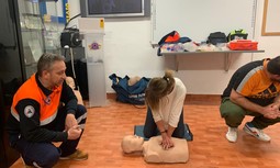 El curso de soporte vital básico con desfibrilador organizado por AUGC Aragón recibe una gran acogida entre los agentes